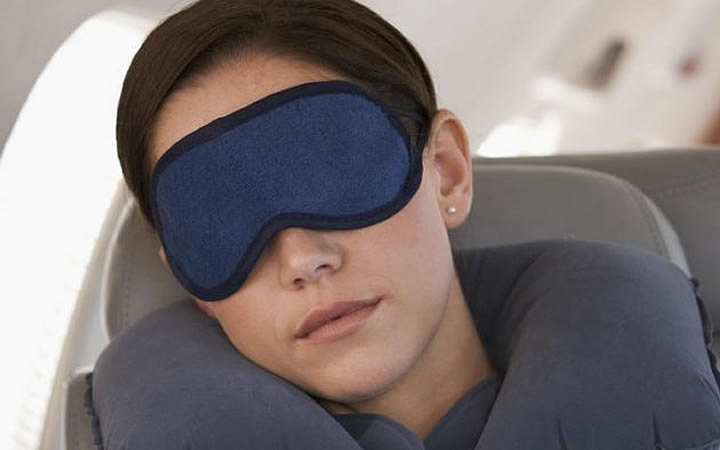 Mulher usando mascará para dormir Mulher usando mascará para dormir