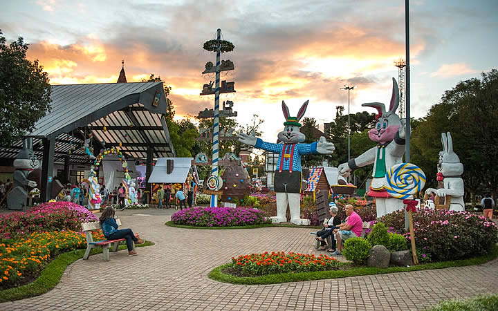 Nova Petrópolis - Praça enfeitada para páscoa Nova Petrópolis - Praça enfeitada para páscoa
