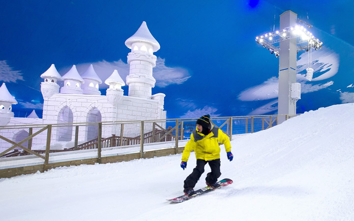 Pessoa descendo rampa na Snowland Pessoa descendo rampa na Snowland