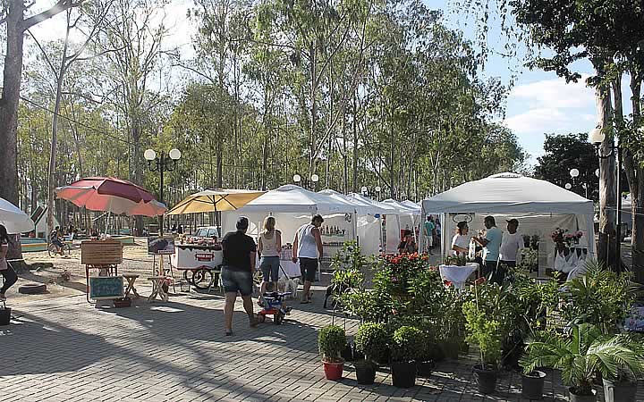Pessoas e barracas no Parque Euclides Dourado Pessoas e barracas no Parque Euclides Dourado