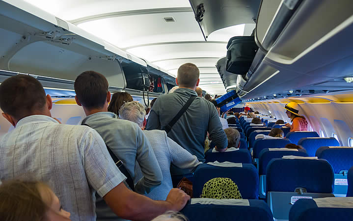 Pessoas em pé na aeronave Pessoas em pé na aeronave
