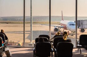 Pessoas esperando no aeroporto