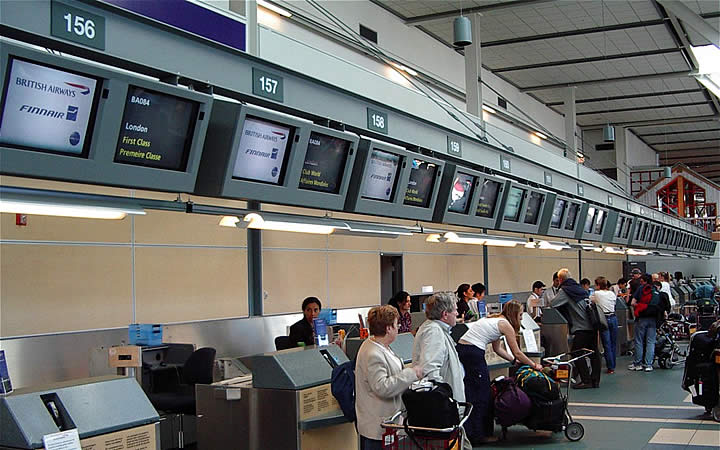 Pessoas fazendo check in no aeroporto Pessoas fazendo check in no aeroporto