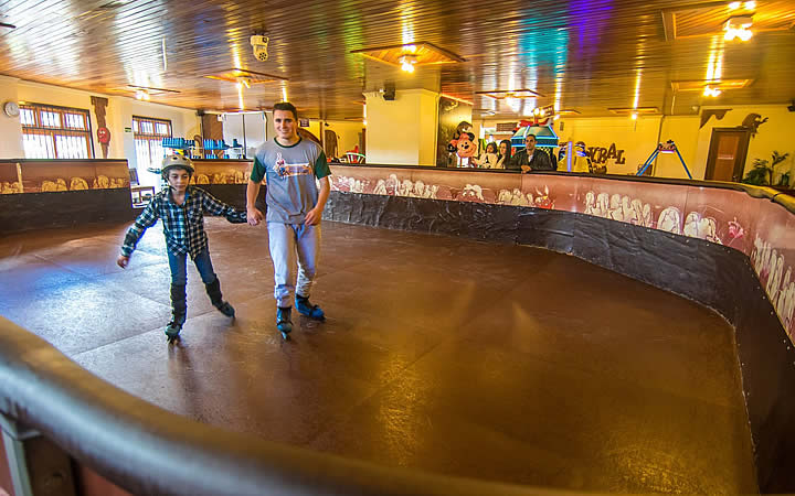 Pessoas na Pista de Patinação de Chocolate em Florybal Chocolates Pessoas na Pista de Patinação de Chocolate em Florybal Chocolates