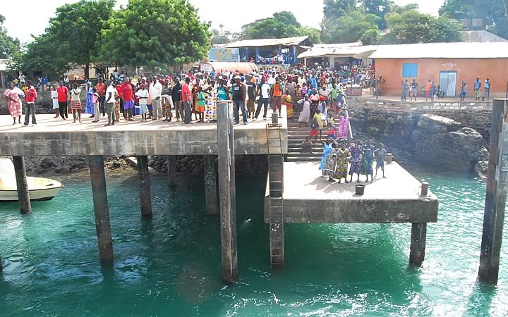 Pessoas no porto da Ilha de Bubaque Pessoas no porto da Ilha de Bubaque