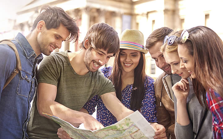 Amigos olhando para o mapa Amigos olhando para o mapa