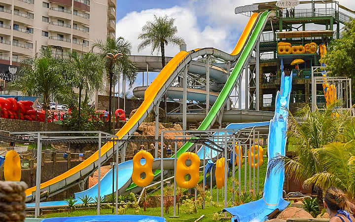 Brinquedos no parque Thermas dos Laranjais Brinquedos no parque Thermas dos Laranjais