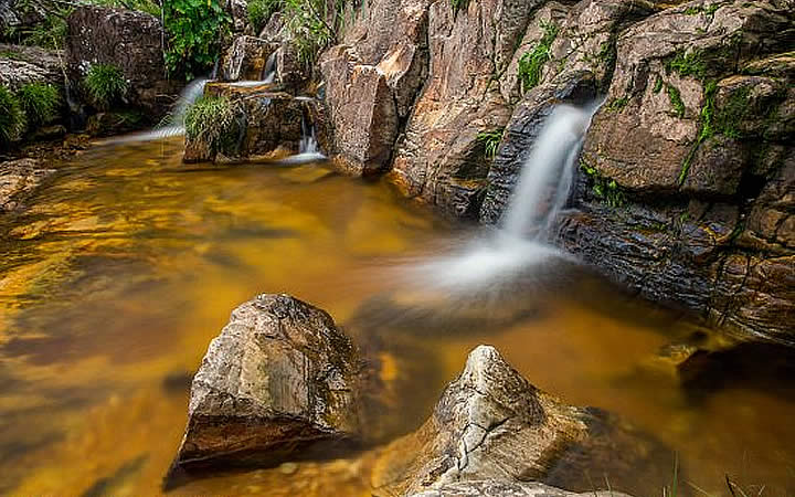 Cachoeira e lago na Trilha de Seriema Cachoeira e lago na Trilha de Seriema