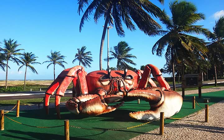 Caranguejo gigante na passarela do caranguejo - Orla de Atalaia Caranguejo gigante na passarela do caranguejo - Orla de Atalaia