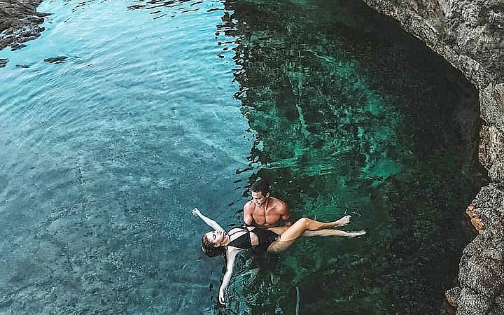 Casal no Lago do Amor em Arraial do Cabo Casal no Lago do Amor em Arraial do Cabo