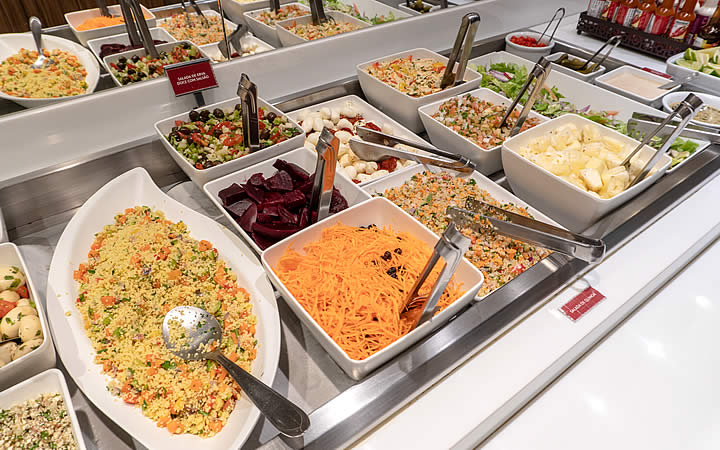 Comida em recipientes no restaurantes Comida em recipientes no restaurantes