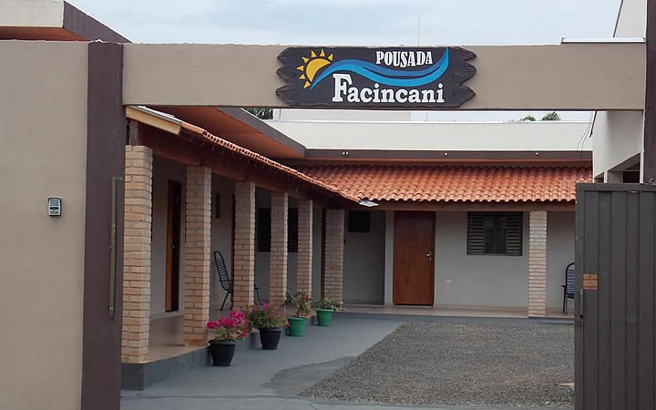 Fachada da Pousada Facincani Fachada da Pousada Facincani