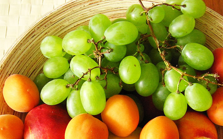 Frutas em uma cesta Frutas em uma cesta