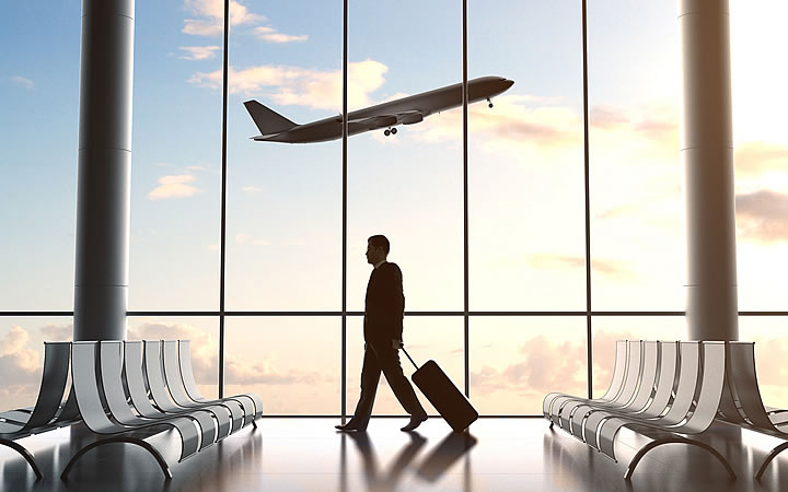 Homem carregando mala no Aeroporto Homem carregando mala no Aeroporto