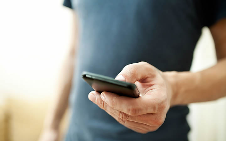 Homem com celular na mão Homem com celular na mão