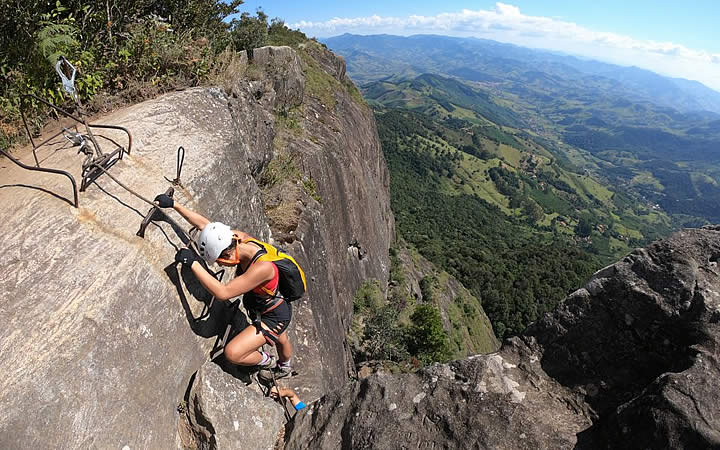 Homem escalando na trilha da Pedra do baú Homem escalando na trilha da Pedra do baú