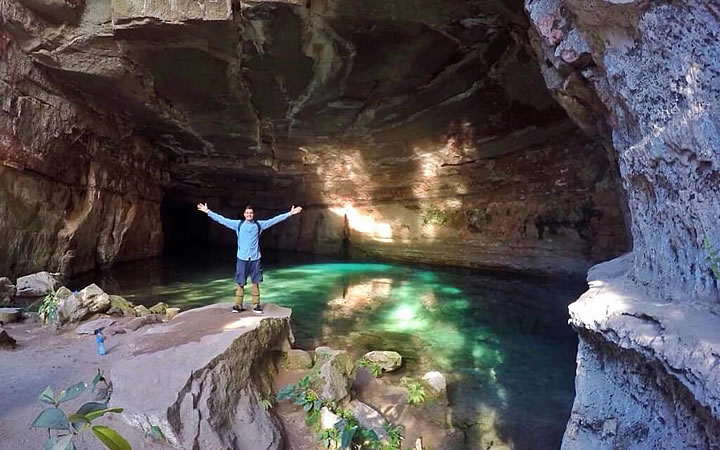 Homem na gruta da lagoa azul chapada dos Guimarães Homem na gruta da lagoa azul chapada dos Guimarães