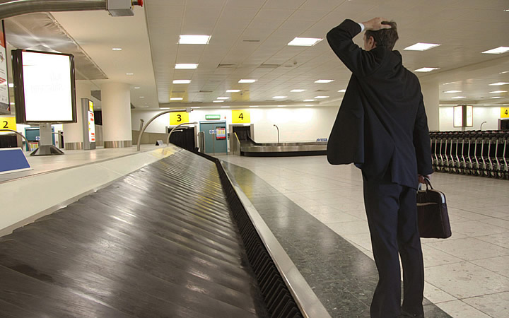 Homem que esqueceu algo no aeroporto