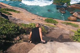 Homem tentando descer a trilha da praia do Secreto