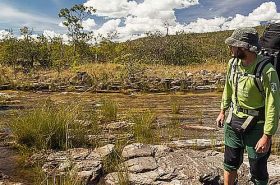 Homens fazendo trilha na Chapada dos Veadeiros