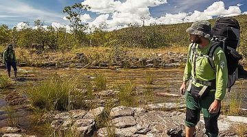Homens fazendo trilha na Chapada dos Veadeiros