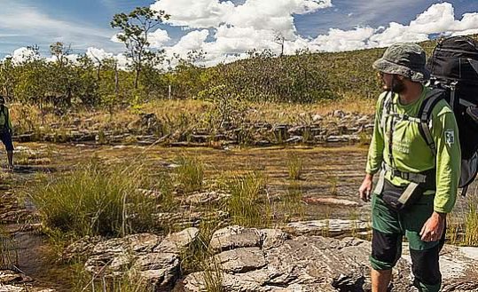 Homens fazendo trilha na Chapada dos Veadeiros