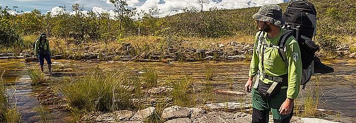 Homens fazendo trilha na Chapada dos Veadeiros Homens fazendo trilha na Chapada dos Veadeiros