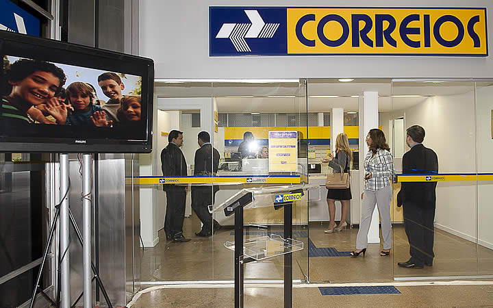 Pessoas no correios