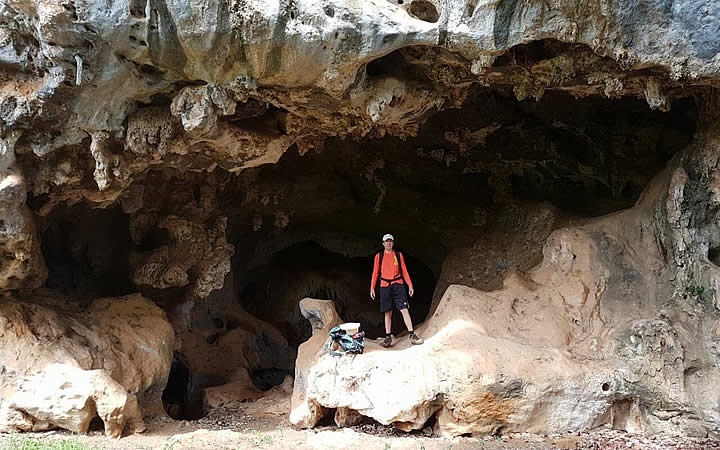 Pessoa na entrada da Gruta Toca da Onça Pessoa na entrada da Gruta Toca da Onça