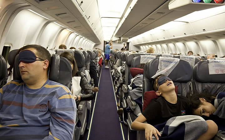 Pessoas dormindo no avião Pessoas dormindo no avião