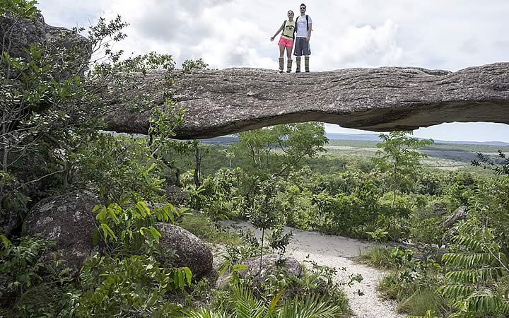 Pessoas em cima da Ponte de Pedra Pessoas em cima da Ponte de Pedra