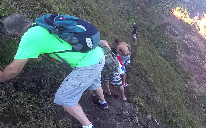 Pessoas fazendo a trilha para o Lago do Amor Pessoas fazendo a trilha para o Lago do Amor