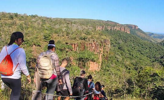 Pessoas fazendo o Circuito das Cavernas