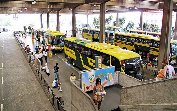 Pessoas na rodoviária de Jabaquara Pessoas na rodoviária de Jabaquara