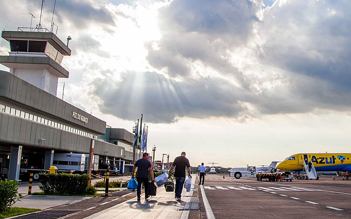 Pessoas no aeroporto de Foz do Iguaçu