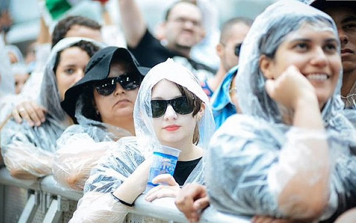 Pessoas no evento com capas de chuva Pessoas no evento com capas de chuva