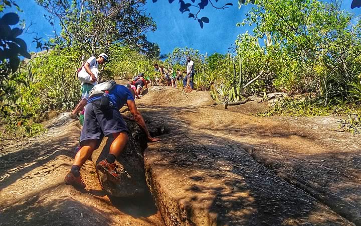 Pessoas subindo na Trilha da Pedra do Elefante Pessoas subindo na Trilha da Pedra do Elefante