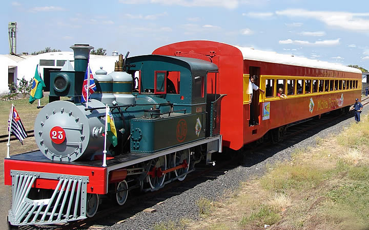 Trem Maria Fumaça em Campinas - Parado com crianças na janela Trem Maria Fumaça em Campinas - Parado com crianças na janela