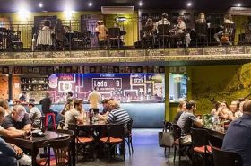Bares em Campinas - Pessoas no salão do bar