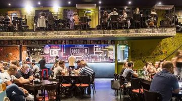 Bares em Campinas - Pessoas no salão do bar