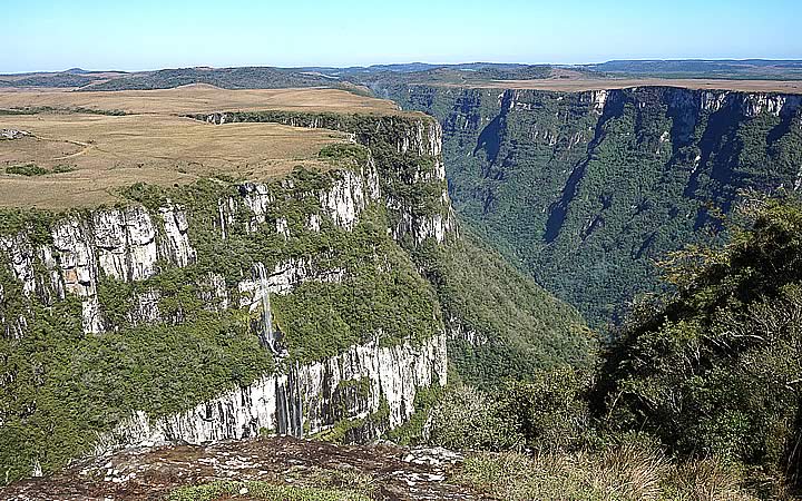 Cachoeira no Cânion Fortaleza em Cambará do Sul Cachoeira no Cânion Fortaleza em Cambará do Sul