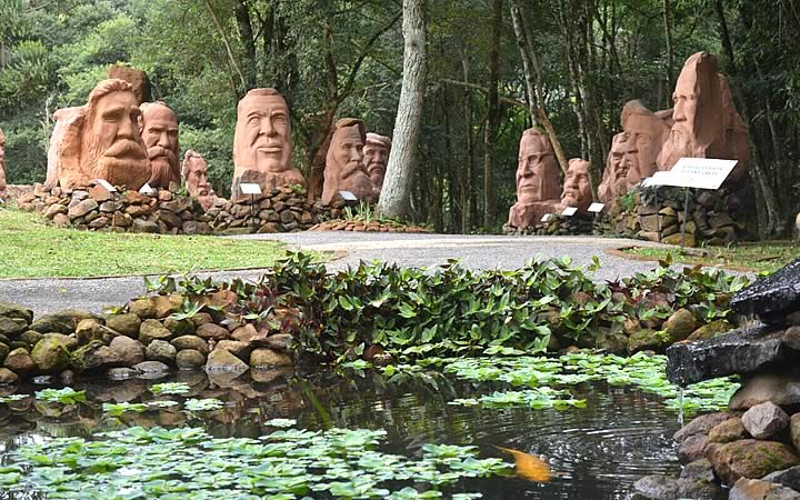 Escultura no parque Pedras do Silêncio Escultura no parque Pedras do Silêncio