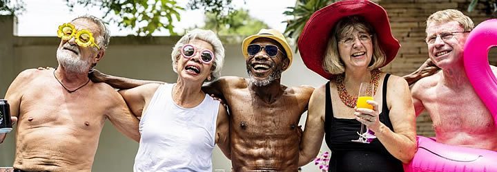 Grupo de pessoas na terceira idade na borda da piscina Grupo de pessoas na terceira idade na borda da piscina