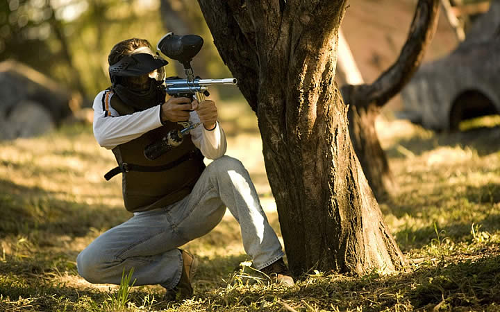 Homem atirando - Paintball Homem atirando - Paintball