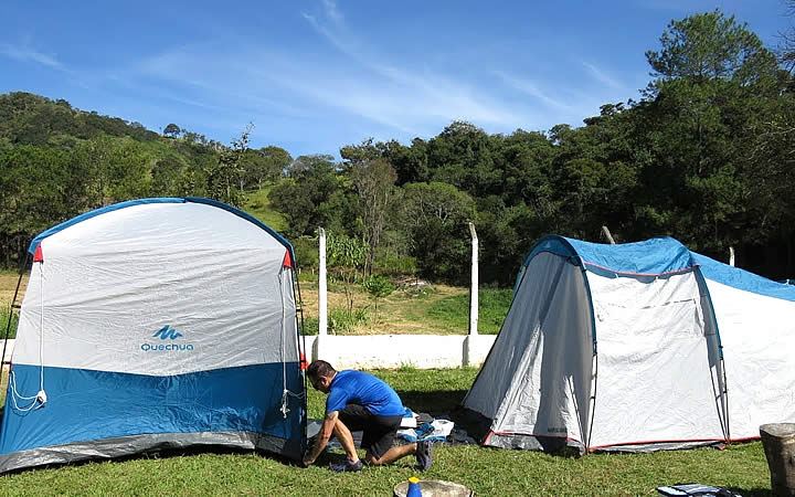 Homem montando barraca de acampamento Homem montando barraca de acampamento