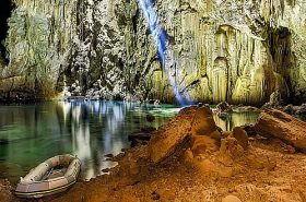 Interior do Abismo de Anhumas