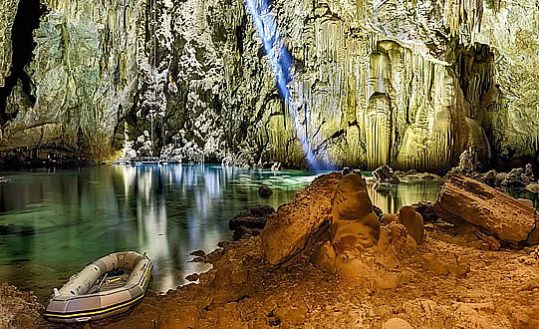 Interior do Abismo de Anhumas