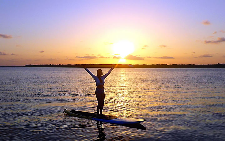 Mulher na Orla do Pôr do Sol - Stand up Mulher na Orla do Pôr do Sol - Stand up