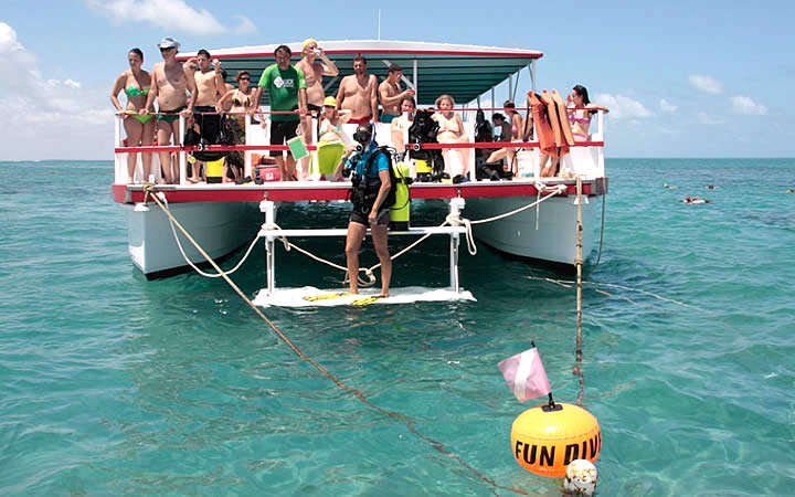 Passeio de catamarã em Maracajaú Passeio de catamarã em Maracajaú