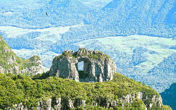 Pedra furada no Morro da Igreja Pedra furada no Morro da Igreja